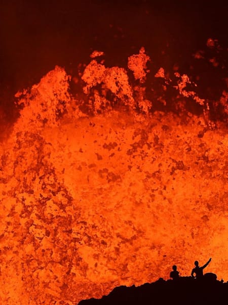 ベンドウ火山で溶岩が爆発する様子を間近で見る3人の探検家