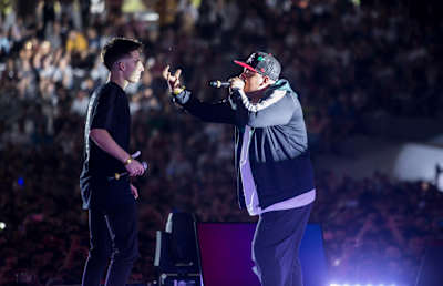 Wos y Aczino durante la final mundial de Red Bull Batalla de los Gallos celebrada en el Club Hípico Argentino en Buenos Aires, Argentina, el 9 de diciembre de 2018.