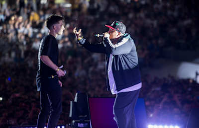 Wos y Aczino durante la final mundial de Red Bull Batalla de los Gallos celebrada en el Club Hípico Argentino en Buenos Aires, Argentina, el 9 de diciembre de 2018.