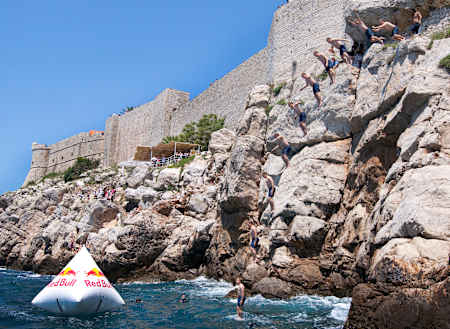 Un plongeur s'élance d'une falaise à Dubrovnik.