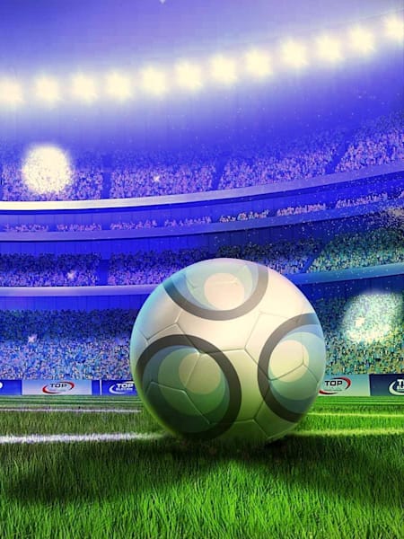 Piłka nożna leżąca na murawie boiska futbolowego - jedna z grafik promocyjnych gry Top Eleven