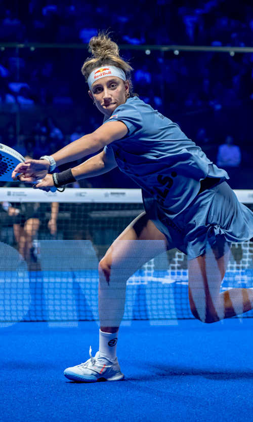 La jugadora de pádel Bea González en acción durante un torneo de Premie Padel