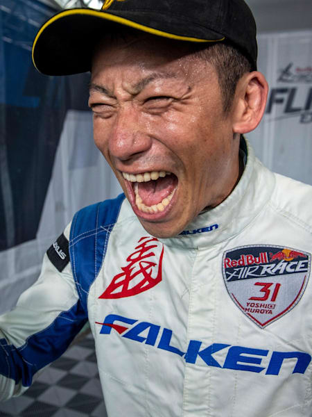 速報】室屋義秀、ラストレースにて見事優勝！｜レッドブル・エアレース