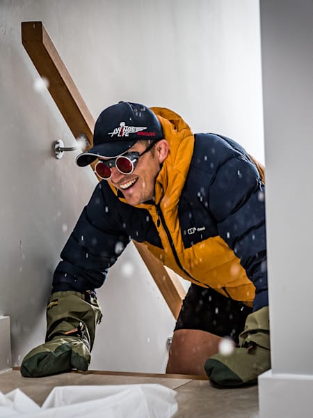 Эд Джексон поднимается на Эверест по лестнице в доме родителей