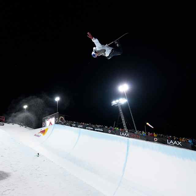 Scotty James fliegt beim Laax Open 2024 Snowboard-Event durch die Nachtluft