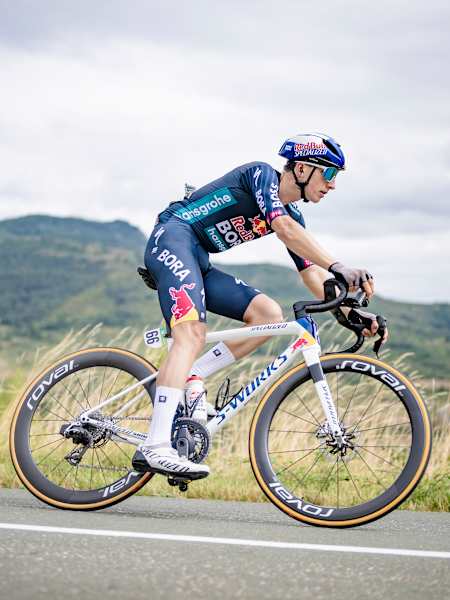 Florian Lipowitz von Red Bull - BORA - hansgrohe fährt eine Vuelta-Etappe.