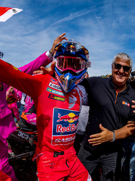 Jorge Prado y Red Bull GASGAS Factory Racing celebran el título de Campeón del Mundo durante el Campeonato del Mundo FIM de Motocross FIM MXGP en Maggiora, Italia, el 17 de septiembre de 2023.
