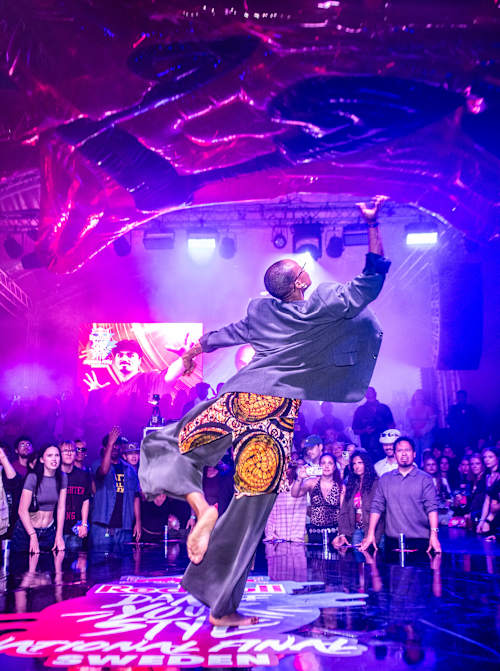 Mpululu Ntuve uppträder vid den nationella finalen av Red Bull Dance Your Style i Stockholm, Sverige, den 28 augusti 2026 och trollbinder publiken med ett explosivt dansnummer