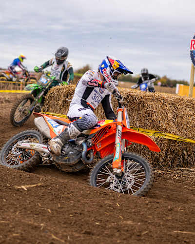 Manuel Lettenbichler vom KTM Enduro Factory Racing Team rast beim Red Bull Stoppelboss 2025 in Frohburg, Deutschland, durch eine Schotterkurve und zeigt adrenalingeladene Offroad-Action.