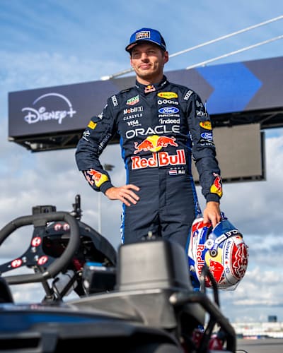 Max Verstappen posa con su mono de Red Bull Racing y su casco durante el evento Red Bull Max vs 100 en Silverstone, Gran Bretaña, el 16 de septiembre de 2026