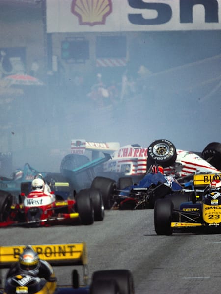 Le départ a été donné à nouveau mais le chaos persiste au Grand Prix d'Autriche de Formule 1 1987.
