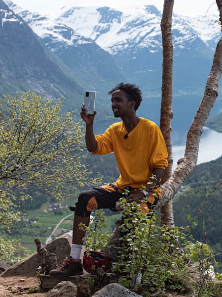 Jonis Josef går via ferrata i Loen