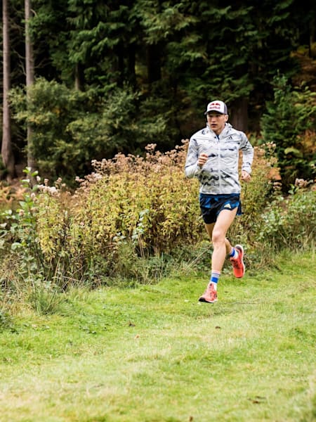 Tom Evans corre in un parco nel Surrey, Regno Unito, l'11 ottobre 2018.