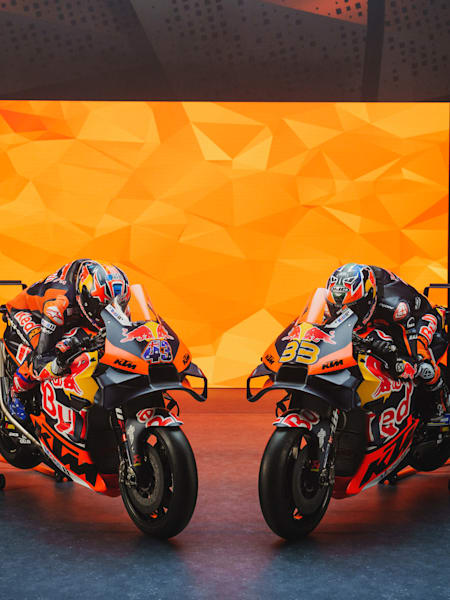 Bild zeigt Brad Binder und Jack Miller auf ihren Bikes für die MotoGP-Saison 2024 bei der Vorstellung des Red Bull KTM Factory Racing-Teams.