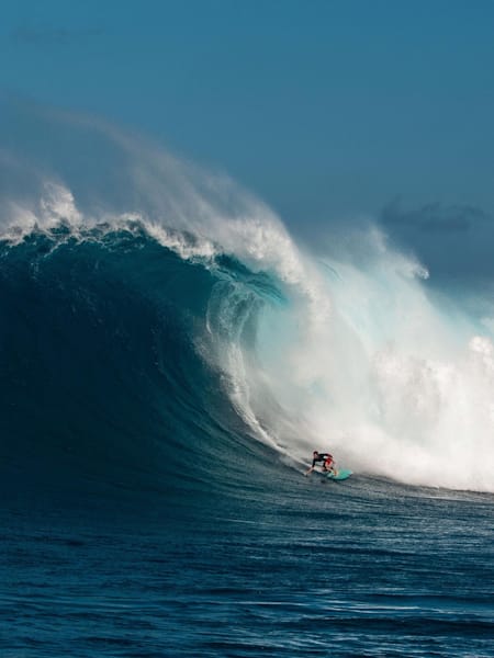 Le surfeur Ian Walsh en action sur un swell xxl à Jaws en décembre 2014.