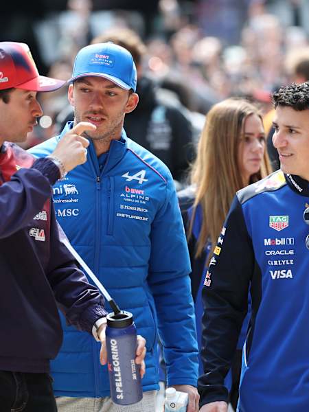 Isack Hadjar en discussion avec Pierre Gasly et Charles Leclerc, au Grand Prix de Chine de Formule 1 2026.
