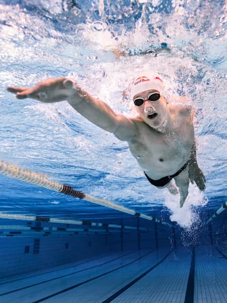 Kristian Blummenfelt nage le crawl dans une piscine lors d'un entrainement à Sierra Nevada, en Espagne, le 28 mars 2018.