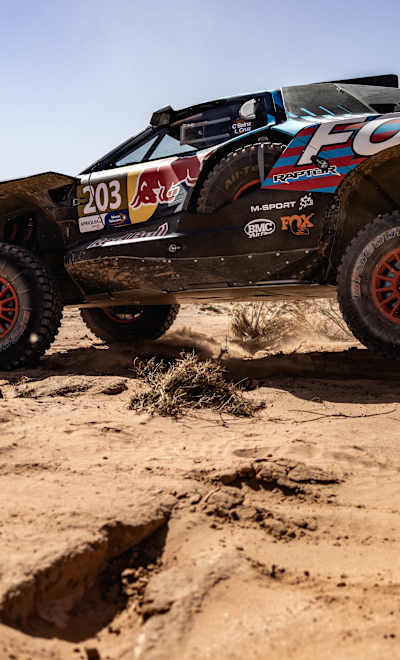 Carlos Sainz e Lucas Cruz são vistos na 4ª etapa do Rally Du Maroc 2024 em Mengoub, Marrocos, em 10 de outubro de 2024.