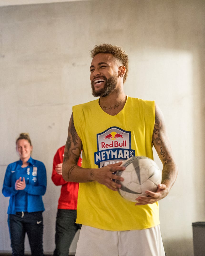 Red Bull Neymar Jr S Five インスタグラムに動画を投稿してネイマールと対戦