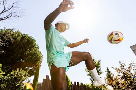 Der brasilianische Stürmer Endrick mit dem Ball.