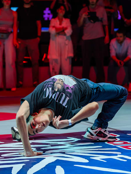 El ganador Adam actúa en la Final Nacional de Red Bull Dance Your Style, en Bucarest, Rumanía, el 5 de octubre de 2023.