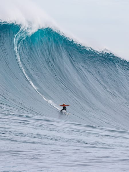 Justine Dupont surfea en Cortes Bank, en California
