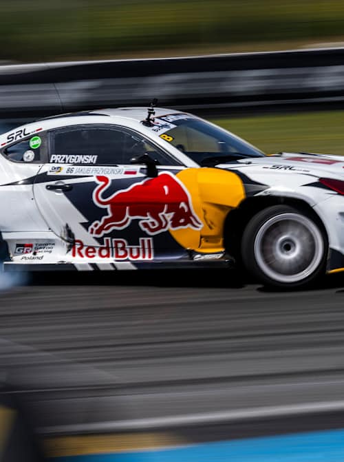 Jakub Przygonski, İspanya'nın Madrid kentinde düzenlenen 2025 Drift Masters'ta Red Bull marka drift aracını dumanlı bir virajdan geçirdi