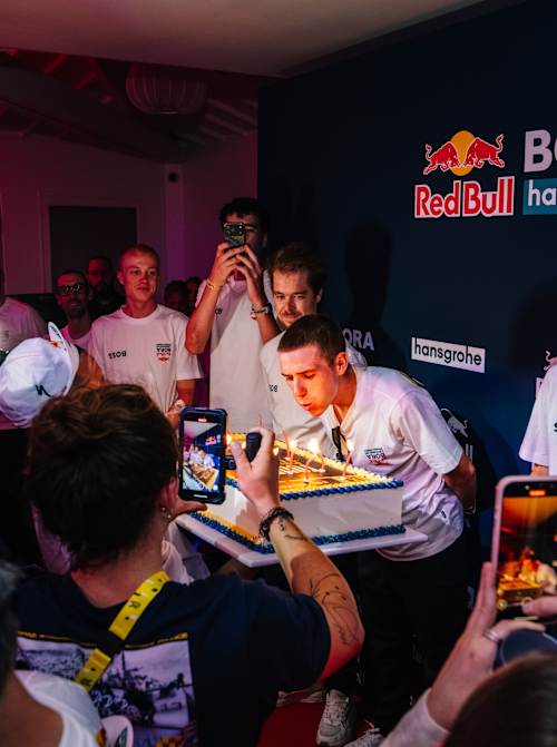 Nel 2026, Remco Evenepoel festeggia il suo secondo posto al Tour de France con una torta speciale all’after-party della Red Bull – BORA – hansgrohe a Montmartre, Parigi.