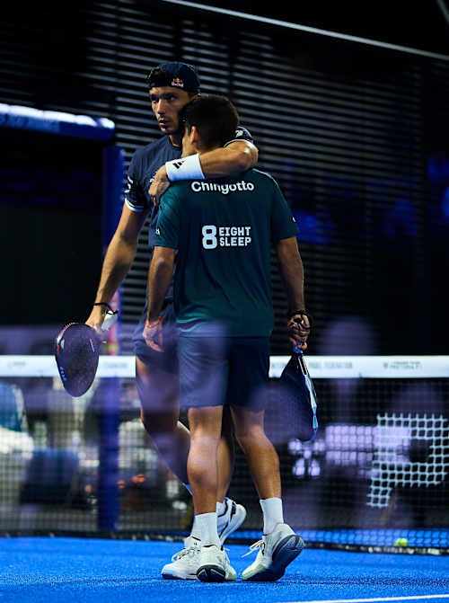 Alejandro Galán y Federico Chingotto se abrazan en la pista durante los cuartos de final del Premier Padel P1 de Pretoria, en Sudáfrica, el 31 de agosto de 2026