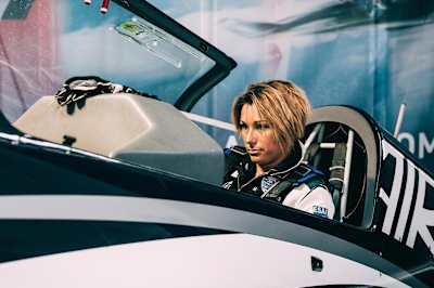 Mélanie Astles est la seule femme pilote du championnat de course aérienne Red Bull Air Race.