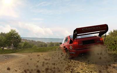 Captura de pantalla de RalliSport Challenge 2 para Xbox muestra un coche offroad derrapando sobre grava.