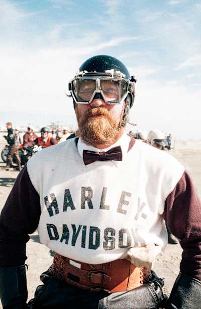 Form follows function: driver “Woody” in the “Race of Gentlemen” outfit
