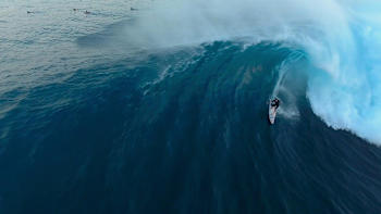 Surfer Trevor Carlson, fotografiert von einer Drohne am Jaws Break auf Hawaii