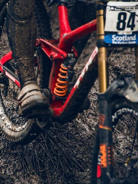 Fango appiccicoso e radici bagnate a Fort William per la World Cup DH 2016