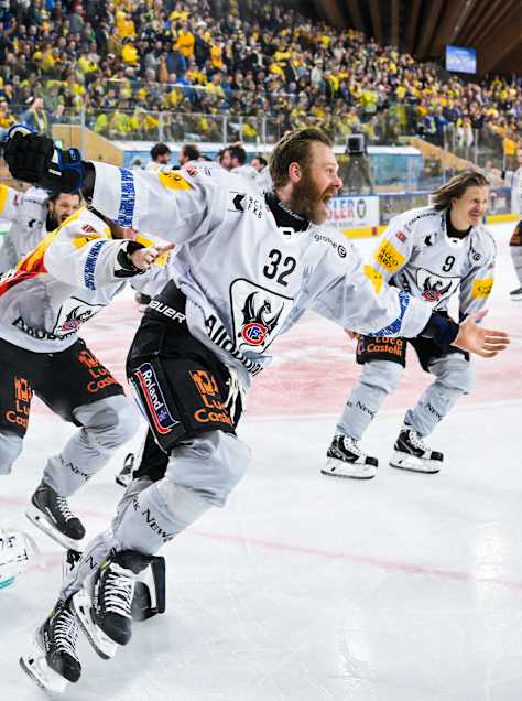 Der HC Fribourg-Gotté­ron SA feiert den ersten Titel der Club­geschichte.