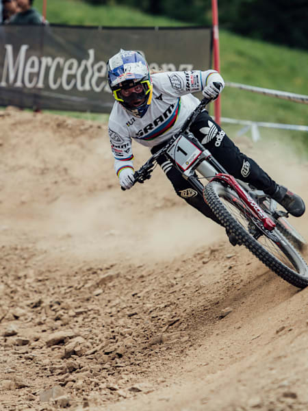 Valentina Höll en acción durante la Copa del Mundo UCI de Descenso en Les Gets, Francia, el 13 de julio de 2019.