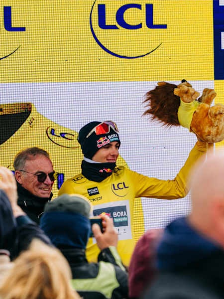 Il ligure della Red Bull Bora Hansgrohe Rookies in maglia gialla al fianco di Bernard Hinault al termine del Tour de l'Avenir 2026.