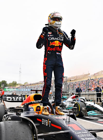 Ο νικητής του αγώνα Max Verstappen γιορτάζει στο parc ferme κατά τη διάρκεια του F1 Grand Prix της Ουγγαρίας στο Hungaroring στις 31 Ιουλίου 2022 στη Βουδαπέστη της Ουγγαρίας.