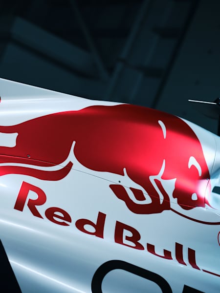 Le détail de la livrée de la RB21, qui devrait s'imposer sur le circuit de Suzuka lors du Grand Prix du Japon en 2025, met en valeur la marque de Red Bull Racing et le partenariat avec Honda.