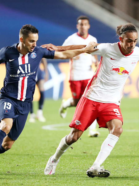 RBL-Kapitän Yussuf Poulsen im Zweikampf mit PSG-Spieler Pablo Sarabia.