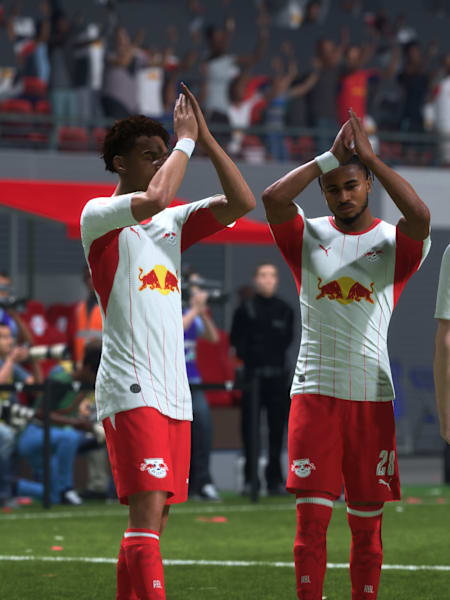 Spieler von RB Leipzig bedanken sich klatschend bei den Fans in der Red Bull Arena.
