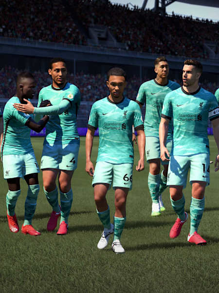 Les joueurs de l'équipe de Liverpool marchent dans un stade dans le jeu vidéo FIFA 21.