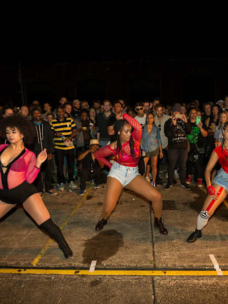 Bailarinas del  Antipodean Reggae SoundSystem Carnival