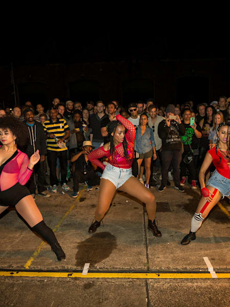 Bailarinas del  Antipodean Reggae SoundSystem Carnival