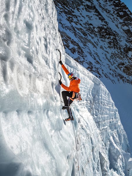 Nicolas Hojac, İsviçre'nin Jungfrau Bölgesi'nde buz tırmanışı yaparken resmedilmiştir.