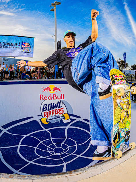 Danny Léon se lanza por la pista del Red Bull Bowl Rippers en Marsella, Francia.