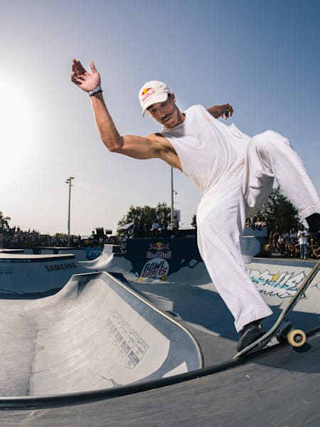 Danny Léon ejecuta un frontside overcroock en el Red Bull Bowl Rippers en Marsella, Francia.
