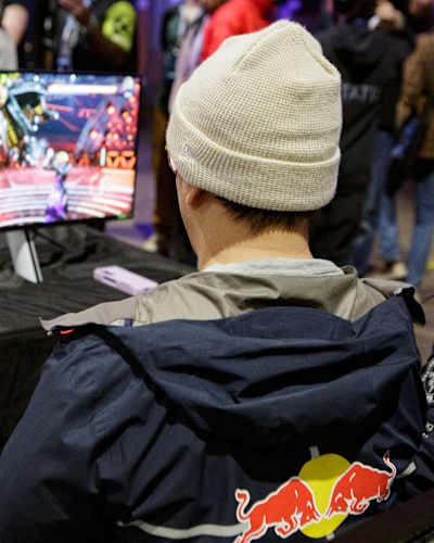 Hoa "Anakin" Luu beim Spielen während Combo Breaker 2024 in Schaumbrg, Illinois