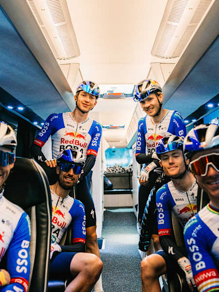 Remco Evenepoel, Florian Lipowitz, Jai Hindley et l’équipe Red Bull – BORA – hansgrohe dans le bus avant la Volta a Catalunya 2026.