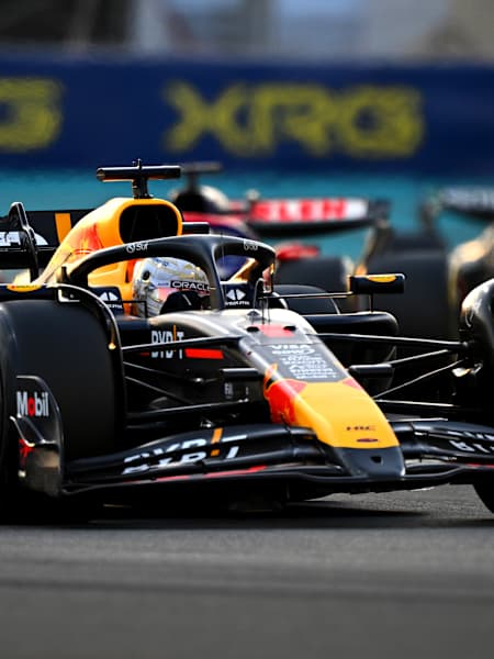 Le pilote néerlandais Max Verstappen de l'écurie Oracle Red Bull Racing roule au volant de la RB20 sur le circuit de Yas Marina lors du Grand Prix de Formule 1 d'Abou Dabi 2024.